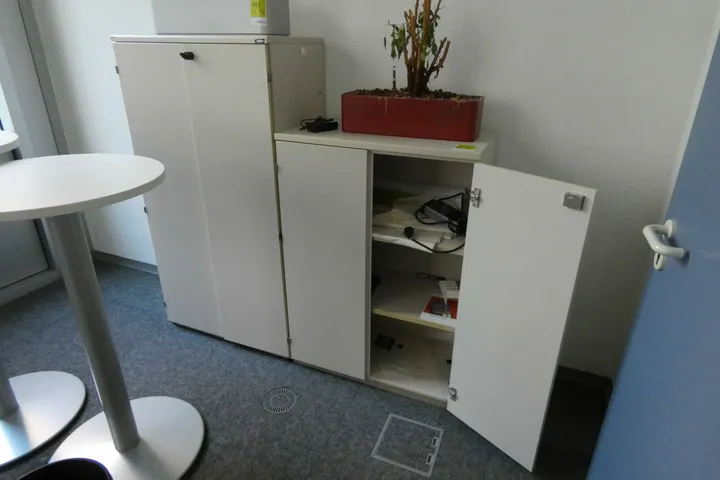 Schrank & Sideboard, mit Inhalt Ohne Position 683